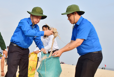  Chủ tịch UBND tỉnh Phan Ngọc Thọ trực tiếp tham gia làm sạch rác trên bãi biển